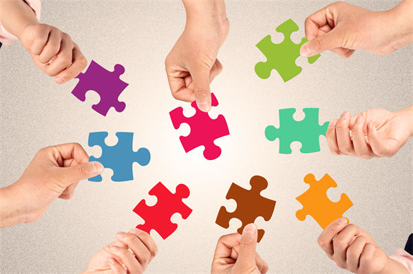 集團管控中，如何建立有效的內部溝通機制以促進協同？