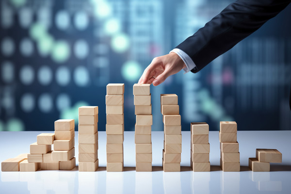 集團如何評估子公司績效，確保戰略目標實現？