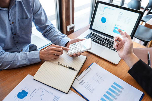 集團如何評估子公司績效，確保戰略目標實現？