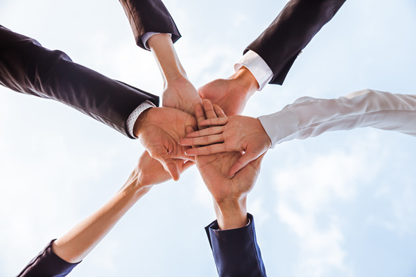 集團如何評估子公司績效，確保戰略目標實現？