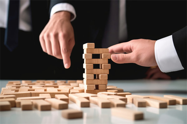 面對復(fù)雜市場環(huán)境，集團(tuán)管控咨詢?nèi)绾未_保企業(yè)穩(wěn)健前行？